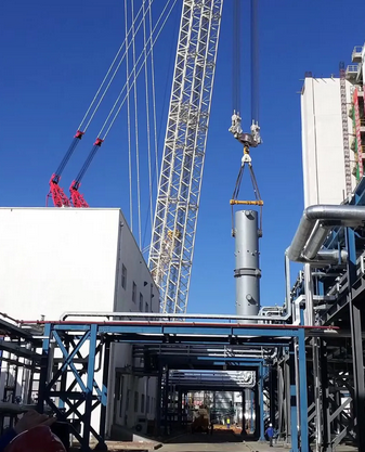 世界首臺多噴嘴對置式半廢鍋氣化爐在兗煤榆能化50萬噸聚甲氧基二甲醚項目實施吊裝